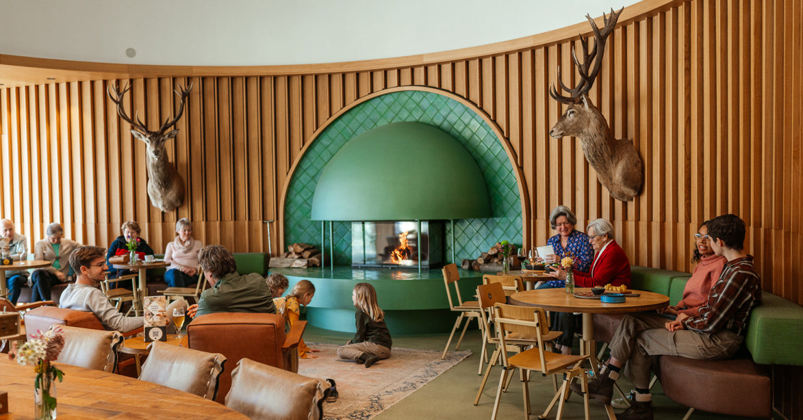 Gäste am Kamin im Restaurant De Hoge Veluwe
