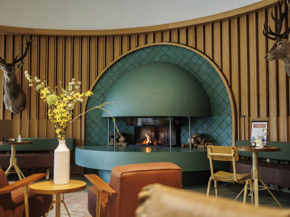 Deze afbeelding wordt getoond bij de menukaart en toont een interieur van het restaurant