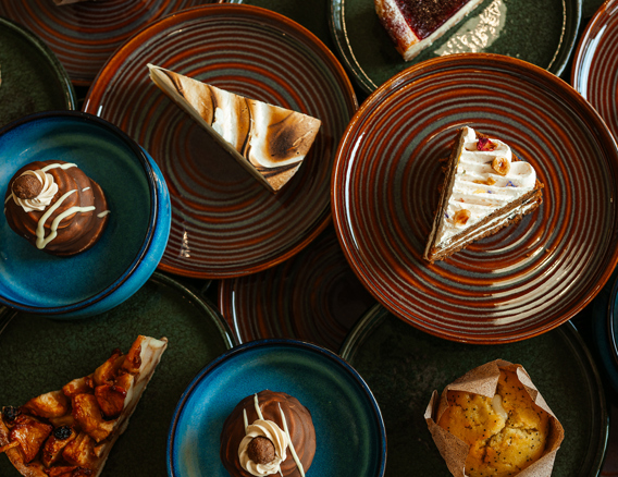 Assortiment gebak van boven